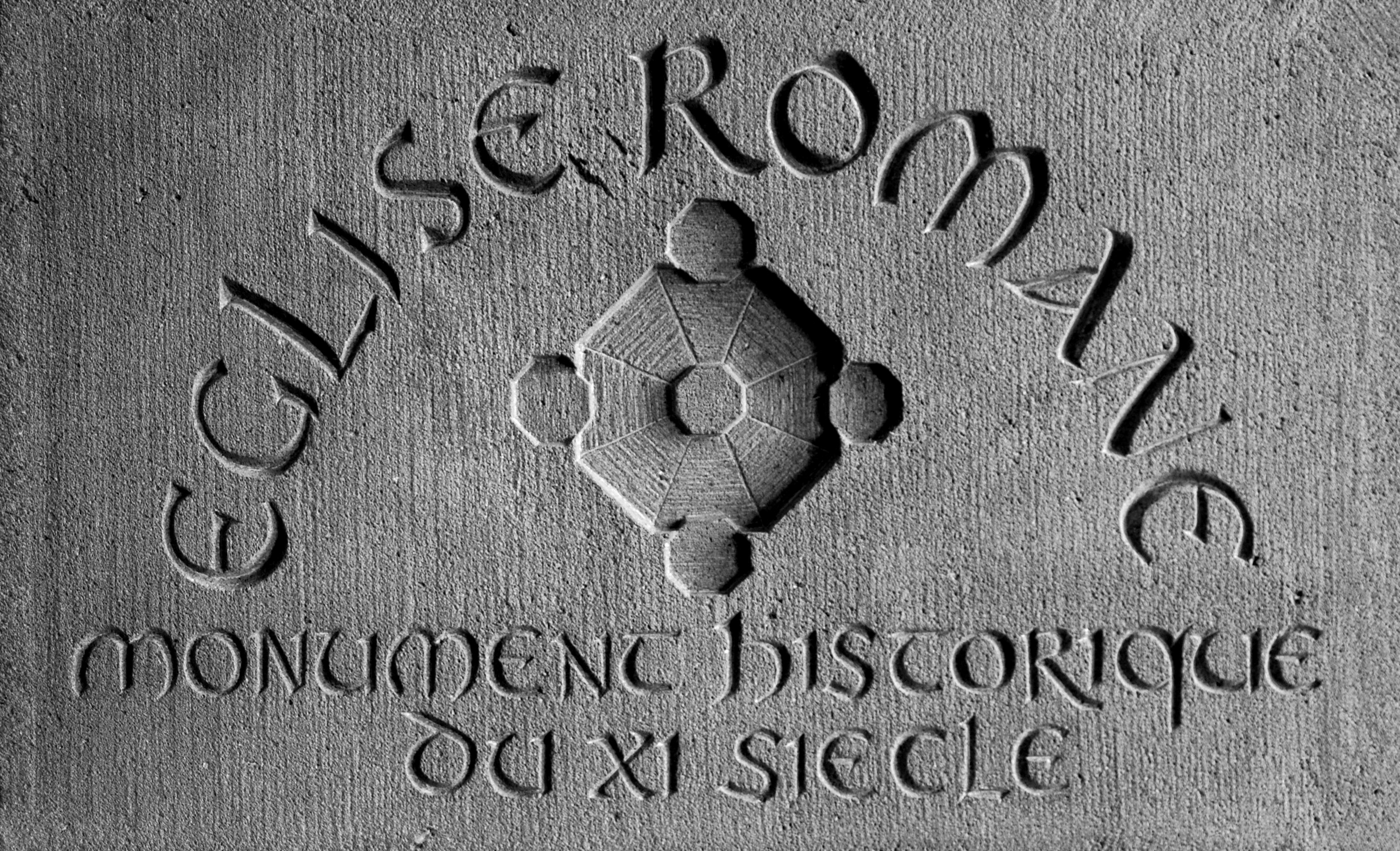 Plaque église romane